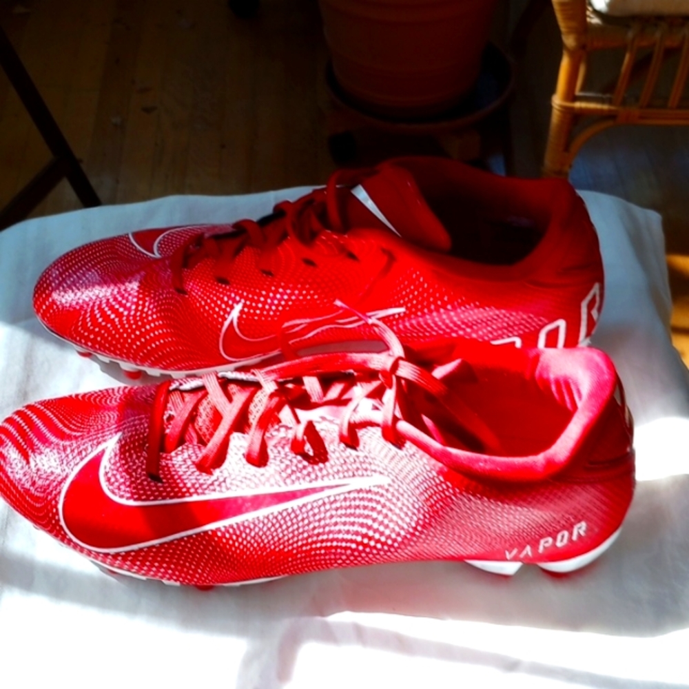 Nike Vapor Edge Team Low Top Ankle Football Cleats in Red/White Design